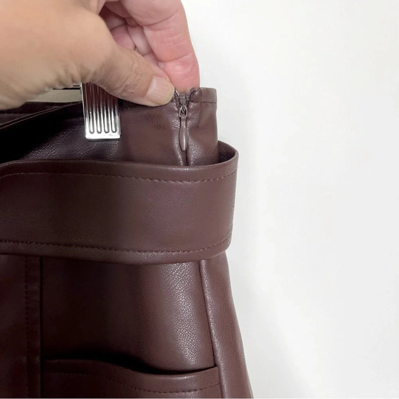 Bagatelle Collection Mini Faux Leather Skirt with Pockets workwear streetwear - Picture 4 of 10